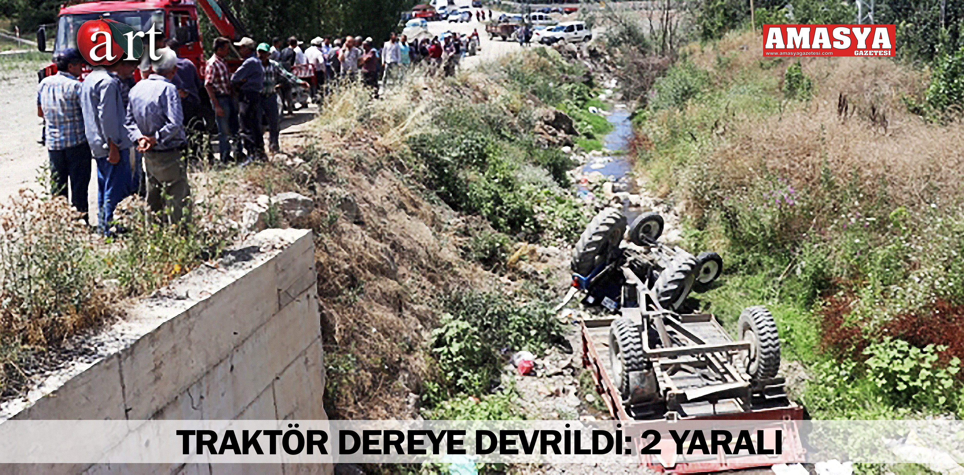 TRAKTÖR DEREYE DEVRİLDİ: 2 YARALI