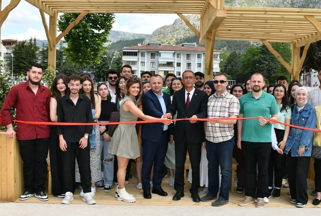 Amasya’da Türkiye’nin Üçüncü “Parklet–Yaya Durağı” Projesi Hayata Geçti