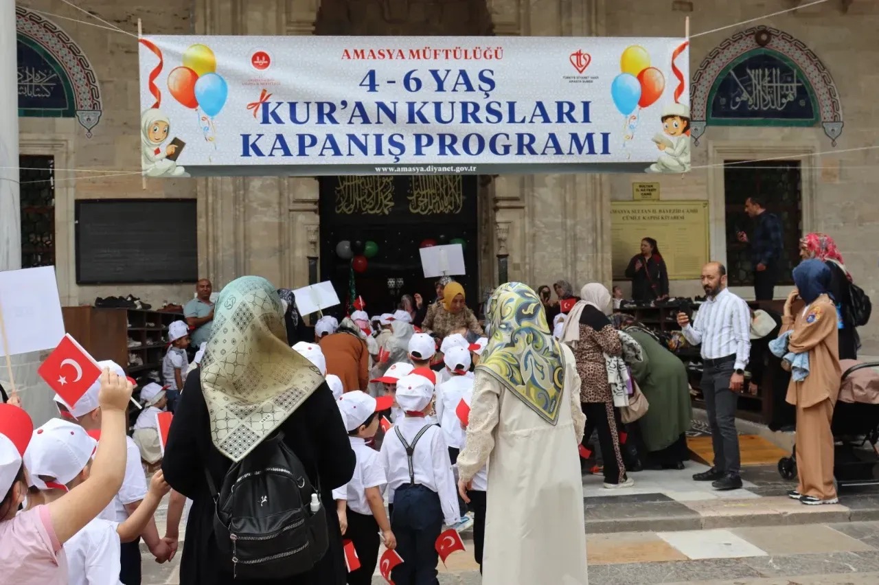 Minik Yüreklerden Büyük Yılsonu Gösterisi: Küçük Eller, Büyük Coşku!