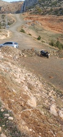 YETER ARTIK  FERHAT İLE ŞİRİN’İN YOLUNA ENGEL! HALK TEPKİLİ: “YOLU KAPATMAK ÇÖZÜM DEĞİL, GÖREVİNİ YAP!”